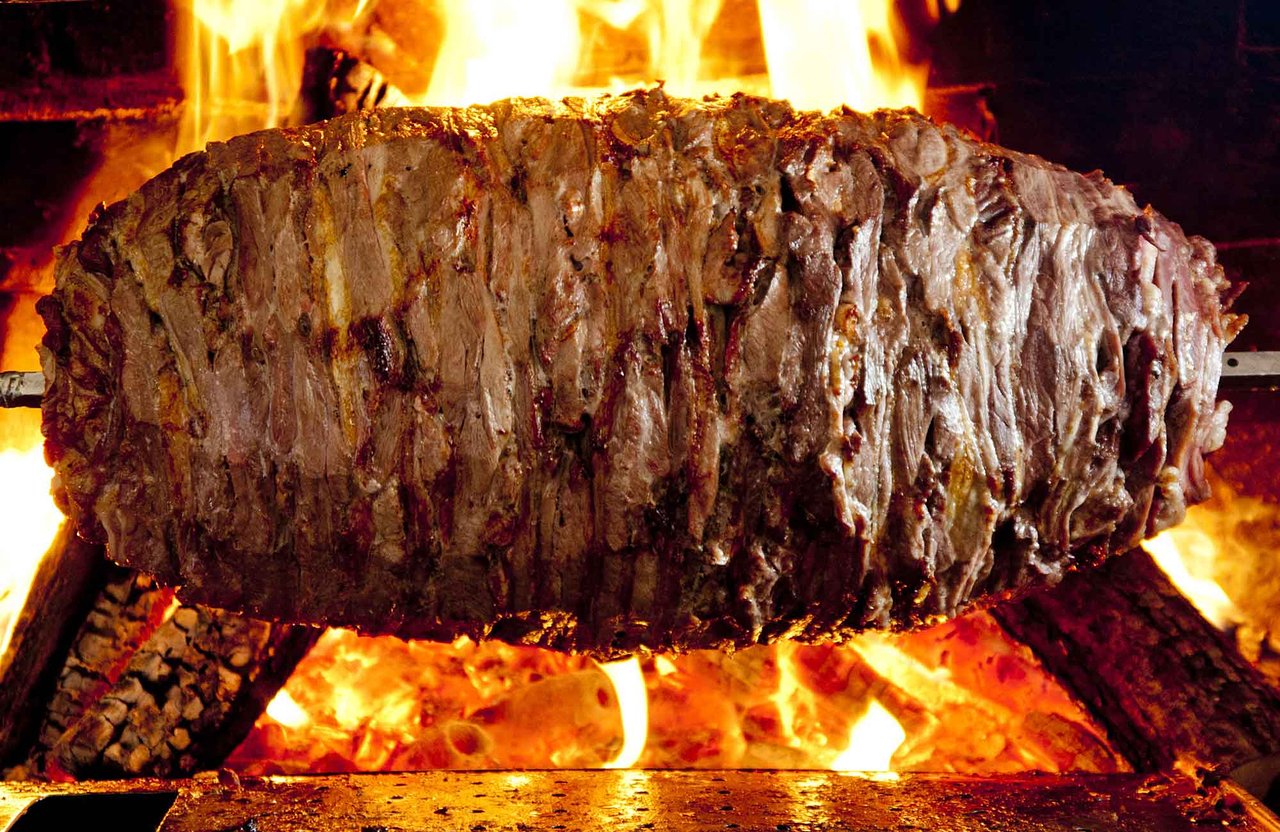 Cağ kebabı odun ateşinde